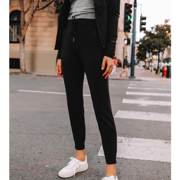 LuLuLemon Joggers Black Size 4 Women Drawstring Waist/Pockets Versatile Midrise - Picture 1 of 9